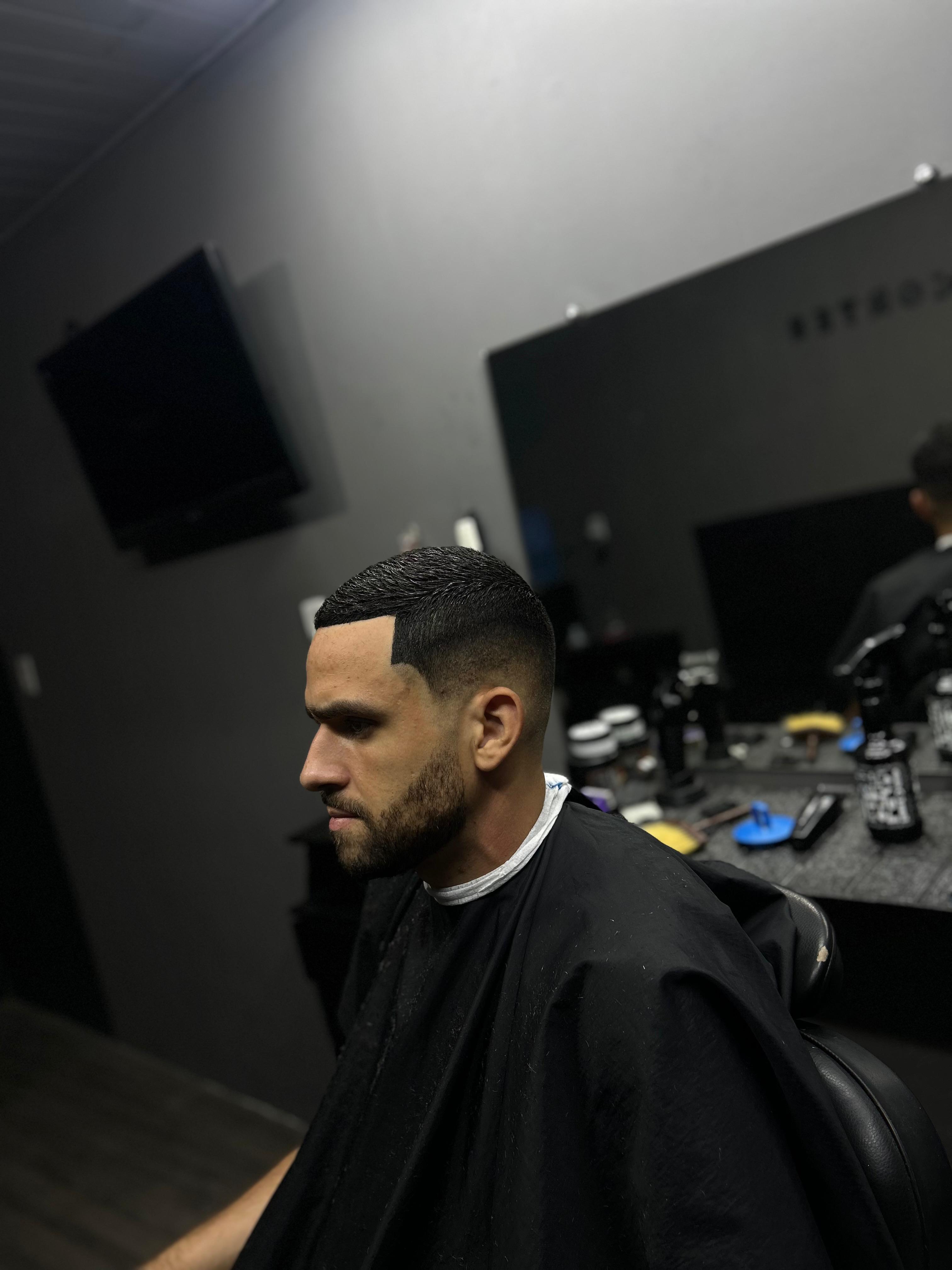 Cliente com corte e barba finalizados na JJ Cortes